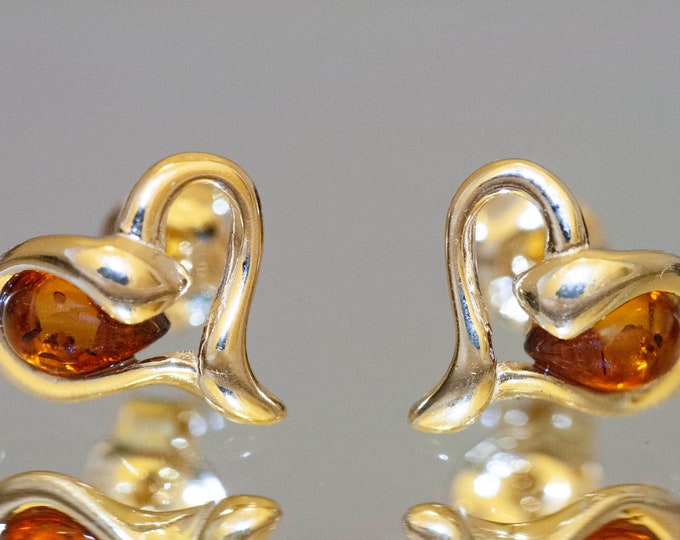 Amber & Gold. Heart shaped amber earrings. Golden earrings. Elegant earrings. Contemporary earrings. Designer earrings. Stud earrings.