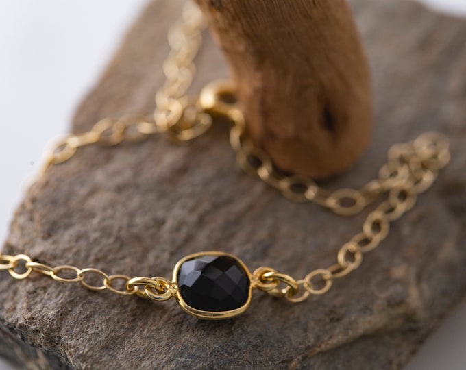 Black Onyx Bracelet. Onyx & Gold. Dainty bracelet. Chain bracelet. Faceted Onyx. Onyx jewelry. Adjustable bracelet. Black stone. Handmade.