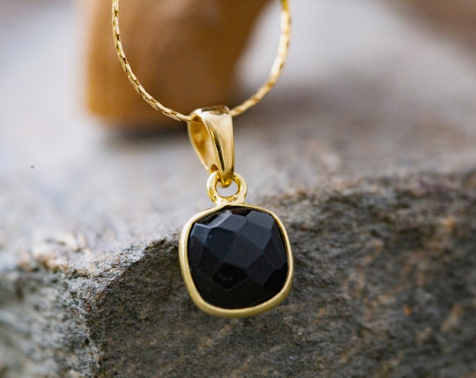 Black Onyx Pendant. Onyx & Gold. Onyx pendant. Onyx necklace. Faceted Onyx. Onyx jewelry. Black jewelry. Black stone. Handmade. Long chain.