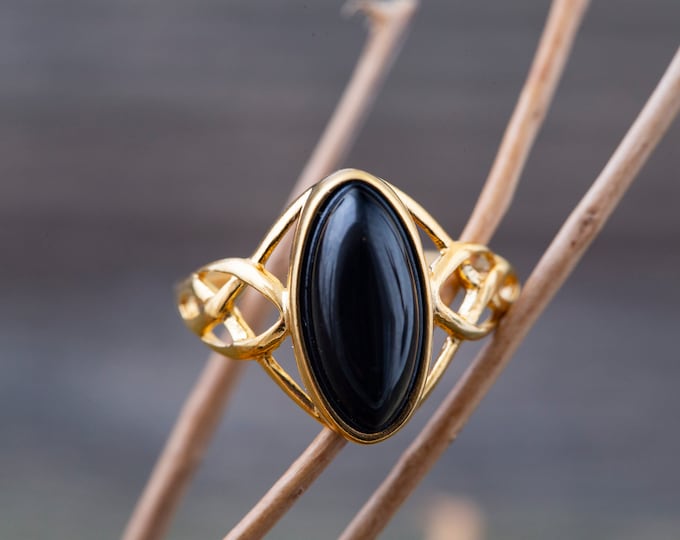 Whitby jet ring. Whitby jet & gold. Unique ring. Celtic design. Artistic jewelry. Designer ring. Perfect gift. Elegant ring. Genuine jet.