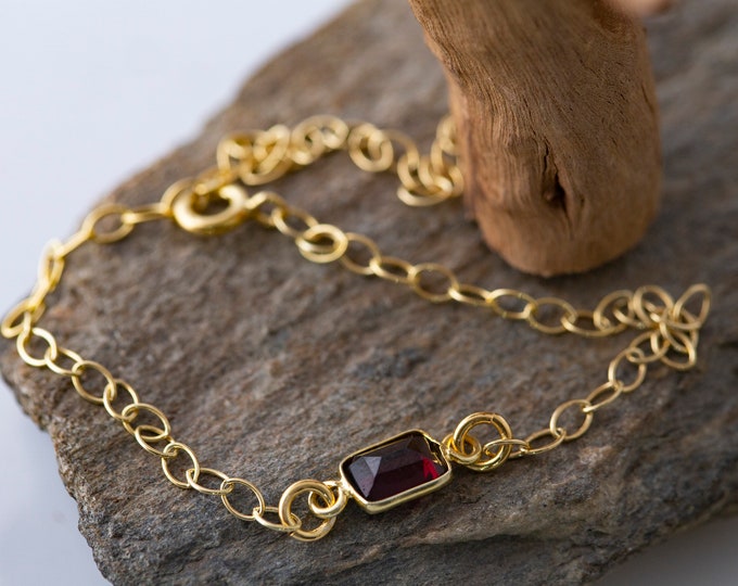 Garnet Bracelet. Garnet & Gold. Dainty bracelet. Chain bracelet. Faceted Garnet. Garnet jewelry. Adjustable bracelet. Red stone. Handmade.