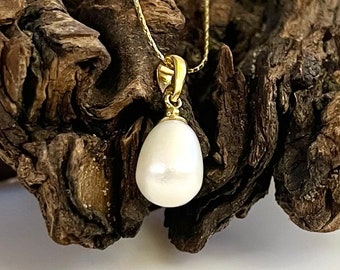 Pearl Pendant. Elegant pendant. Pearl and gold. Dainty pendant. Artistic jewelry. Contemporary pendant. White pearl pendant.