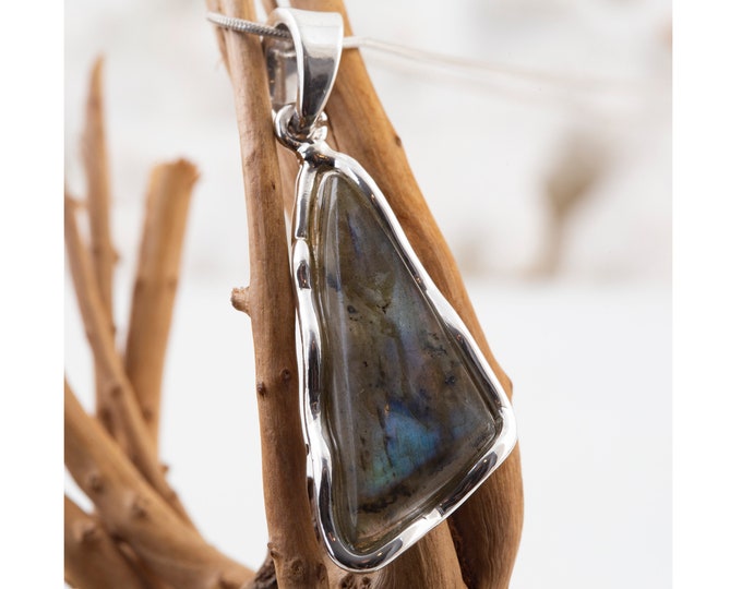 Labradorite & Sterling Silver pendant. Unique pendant. Contemporary jewelry. Perfect gift. Labradorite. Handmade. Designer pendant. Genuine