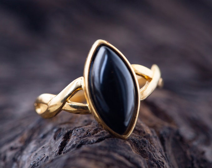 Whitby jet ring. Whitby jet & gold. Unique ring. Celtic design. Artistic jewelry. Designer ring. Perfect gift. Elegant ring. Genuine jet.