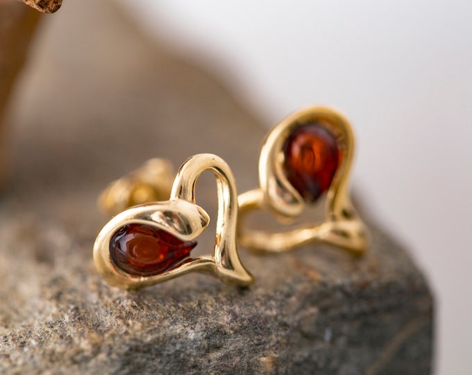 Amber & Gold. Heart shaped amber earrings. Golden earrings. Elegant earrings. Contemporary earrings. Designer earrings. Stud earrings.