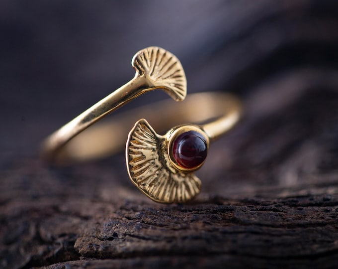 Baltic amber ring. Baltic amber & gold. Unique ring. Dainty design. Designer ring. Perfect gift. Elegant ring. Genuine amber. Ginkgo leaf.