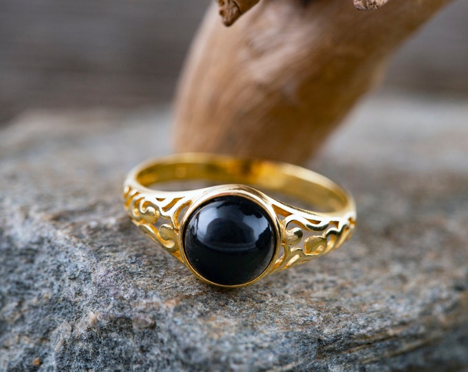 Whitby jet ring. Whitby jet & gold. Unique ring. Celtic design. Artistic jewelry. Designer ring. Perfect gift. Elegant ring. Genuine jet.