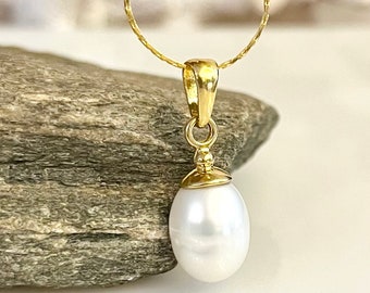Pearl Pendant. Elegant pendant. Pearl and gold. Dainty pendant. Contemporary jewelry. Contemporary pendant. White pearl pendant.