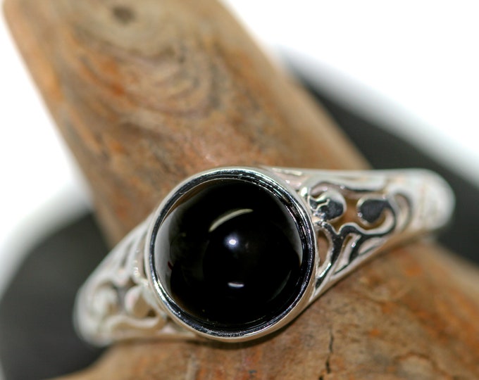 Splendid Whitby Jet ring. Sterling Silver Ring, Original British jewelllery. Contemporary jewelry. Perfect gift. Genuine Whitby Jet. Celtic