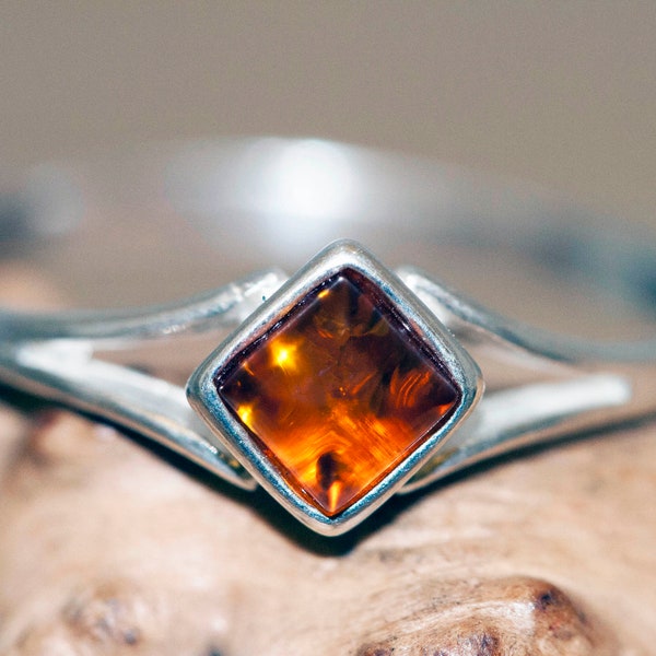 Baltic amber ring. Baltic amber fitted in sterling silver setting. Elegant ring. Gift for her. Silver ring. Contemporary design. Dainty ring