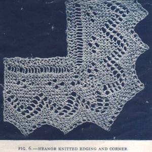 以下が含まれることがあります： 白の編みエッジとコーナーのクローズアップ。この作品は、繊細な透かし模様とスカラップエッジが特徴です。下部のテキストは「FIG. 6. - HEANOR KNITTED EDGING AND CORNER.」と書かれています。