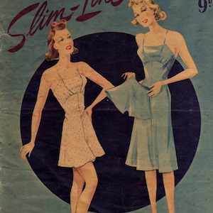 Puede incluir: Anuncio vintage de "Slim-Line Undies" con ilustraciones de dos mujeres en lencería. El fondo azul tiene el texto "Weldons Home Dressmaker No. 586" y "Free Pattern". Los tamaños de busto se enumeran como 86 cm, 91 cm o 97 cm.