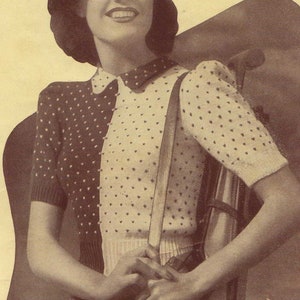 Puede incluir: Una mujer con un suéter de lunares negros y blancos, un sombrero marrón y una falda de tweed marrón. Lleva una correa de cuero marrón y una bolsa de golf marrón y plateada.