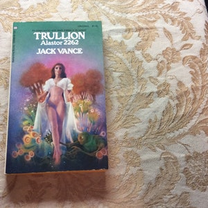 Pode incluir: Uma capa de livro de bolso com uma ilustração colorida de uma mulher com um vestido branco em pé em uma paisagem fantástica. O título do livro é "Trulllion Alastor 2262" de Jack Vance.