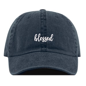 Może przedstawiać: Czapka bejsbolowa z ciemnoniebieskiego denimu z haftowanym na przodzie białym napisem "blessed".