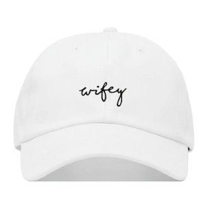 Peut inclure: Casquette de baseball blanche avec un texte brodé en noir qui dit "wifey".