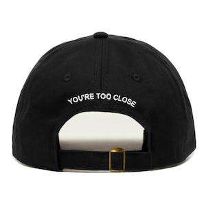 ERES DEMASIADO CERCA Gorra de béisbol, gorra de papá bordada • Introvertido antisocial • Seis paneles no estructurados • Correa trasera ajustable