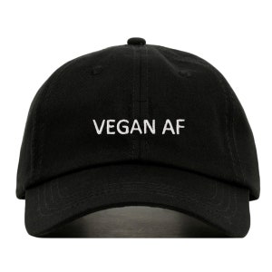 Op de afbeelding: Een zwarte baseballpet met witte borduurwerk met de tekst "VEGAN AF".
