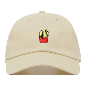 Puede incluir: Una gorra de béisbol beige con una imagen bordada de una caja roja y amarilla de patatas fritas.