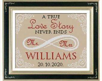 Könnte beinhalten: Ein Kreuzstichmuster mit einem weißen Unendlichkeitszeichen und den Worten "A True Love Story Never Ends" in Rot. Die Worte "Mr. & Mrs. Williams 20.10.2020" sind ebenfalls in Rot enthalten.