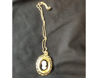 Collar de cadena vintage en tono dorado con colgante de camafeo blanco y negro falso