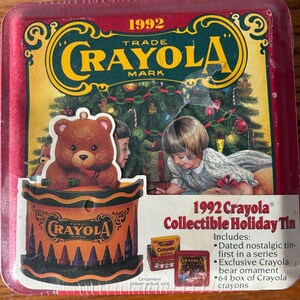以下が含まれることがあります： 1992年のCrayolaコレクタブルホリデー缶。赤い缶には、子供たちとテディベアのオーナメントが描かれたクリスマスツリーのシーンがあります。クレヨンの箱とクマのオーナメントが含まれています。