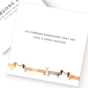 Pu&ograve; includere: Un biglietto bianco con il testo "ITS COMMON KNOWLEDGE THAT YOU LOVE A GOOD SAUSAGE" e una fila di quattro bassotti di cartone animato in vari colori.