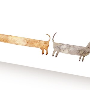 Pu&ograve; includere: Un'illustrazione ad acquerello di quattro cani bassotti in fila. I cani sono di colori diversi e hanno corpi lunghi. I cani si guardano e sembrano interagire.
