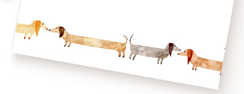 Pu&ograve; includere: Un'illustrazione ad acquerello di quattro cani bassotti in fila. I cani sono di colori diversi e hanno corpi lunghi. I cani si guardano e sembrano interagire.