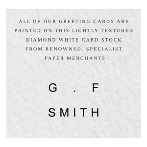 Pu&ograve; includere: Un biglietto bianco con testo nero che dice "All of our greeting cards are printed on this lightly textured diamond white card stock from renowned, specialist paper merchants. G. F. SMITH"