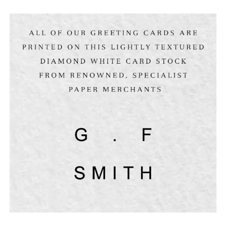 Pu&ograve; includere: Un biglietto bianco con testo nero che dice "All of our greeting cards are printed on this lightly textured diamond white card stock from renowned, specialist paper merchants. G. F. SMITH"