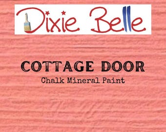 Può includere: Una lattina di vernice minerale a gesso Dixie Belle Cottage Door. La vernice è di colore rosa chiaro.
