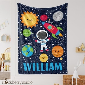 Ruimtedeken Gepersonaliseerde Blue Boy Kids Zonnestelsel Naam Deken Planeten Ruimteschip Baby Rocket Throw Deken Galaxy Kamerinrichting Aangepast