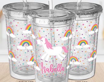 Könnte beinhalten: Ein durchsichtiger Plastikbecher mit einem Einhorn-, Regenbogen- und Herzdesign. Der Becher hat einen Strohhalm und der Name "Isabella" steht auf der Seite.