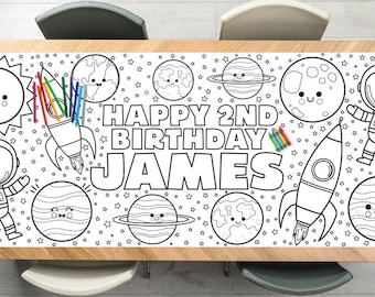 Puede incluir: Un camino de mesa para colorear en blanco y negro con un cohete, planetas, estrellas y el texto "HAPPY 2ND BIRTHDAY JAMES".