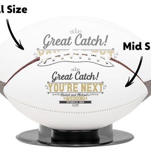 Pode incluir: Bola de futebol branca com um padr&atilde;o de cadar&ccedil;os de couro castanho. A bola tem um gr&aacute;fico dourado e preto que diz "Great Catch! You're Next" com o texto "Rachel and Michael's Wedding October 21, 2024".