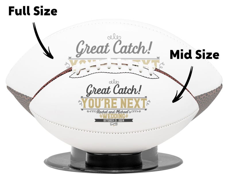 Pode incluir: Bola de futebol branca com um padr&atilde;o de cadar&ccedil;os de couro castanho. A bola tem um gr&aacute;fico dourado e preto que diz "Great Catch! You're Next" com o texto "Rachel and Michael's Wedding October 21, 2024".