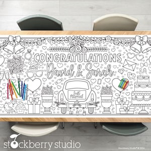 Peut inclure: Un chemin de table à colorier noir et blanc avec le texte "Congratulations David & Sarah" et une voiture avec "Just Married" à l'arrière. Le chemin de table est décoré de cœurs, de fleurs et d'autres motifs sur le thème du mariage.