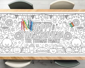 Puede incluir: Un camino de mesa blanco con un diseño de contorno negro, con el tema de Acción de Gracias, con el texto "HAPPY THANKSGIVING! THE THOMAS FAMILY". El camino de mesa incluye ilustraciones de pavos, calabazas y postres, con un juego de lápices de colores.