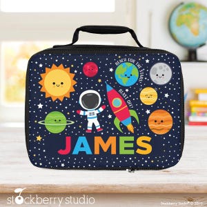 Boîte à lunch spatiale personnalisée pour enfants, sac à lunch pour tout-petit, vaisseau spatial pour garçon, nom de boîte à lunch personnalisée, planètes, école, boîte à lunch isolée, système solaire fusée