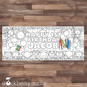 Puede incluir: Una p&aacute;gina para colorear en blanco y negro con un tema de selva con animales como monos, elefantes y tigres. El texto "Happy 1st Birthday Jacob" est&aacute; en la parte superior de la p&aacute;gina.