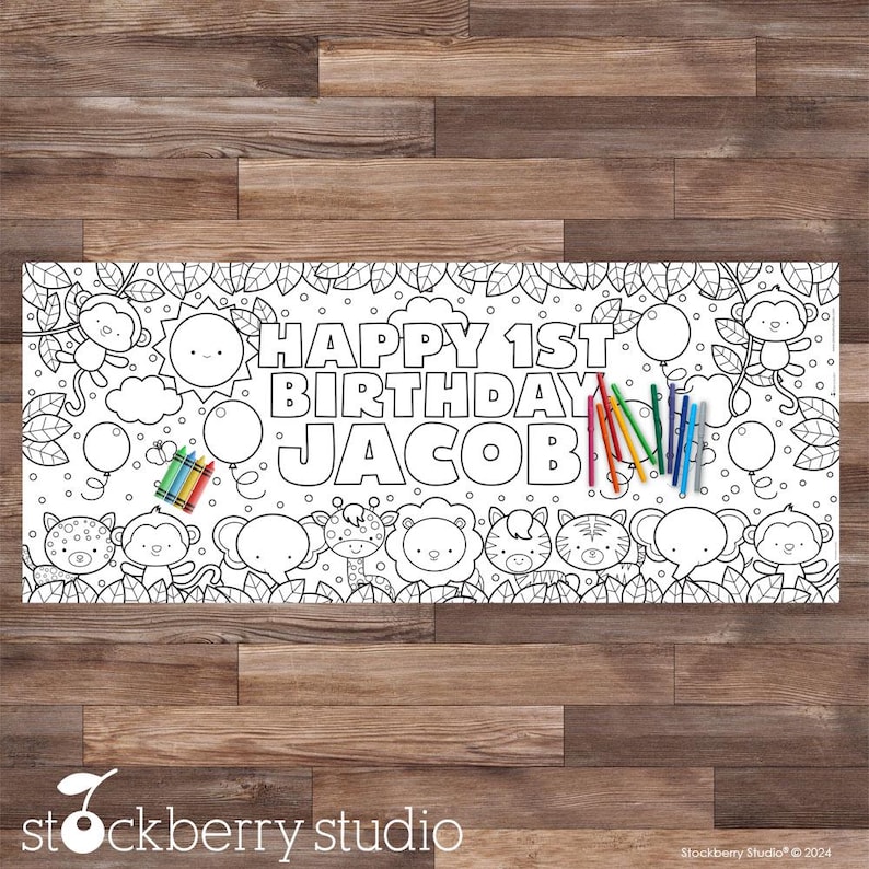 Puede incluir: Una p&aacute;gina para colorear en blanco y negro con un tema de selva con animales como monos, elefantes y tigres. El texto "Happy 1st Birthday Jacob" est&aacute; en la parte superior de la p&aacute;gina.