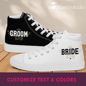 Pu&ograve; includere: Un paio di scarpe alte in tela, una nera con "Groom" in lettere dorate e l'altra bianca con "Bride" in lettere dorate.