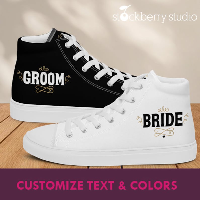 Pu&ograve; includere: Un paio di scarpe alte in tela, una nera con "Groom" in lettere dorate e l'altra bianca con "Bride" in lettere dorate.