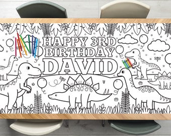 Może przedstawiać: Czarno-biały obrus do kolorowania z dinozaurami i tekstem "Happy 3rd Birthday David".