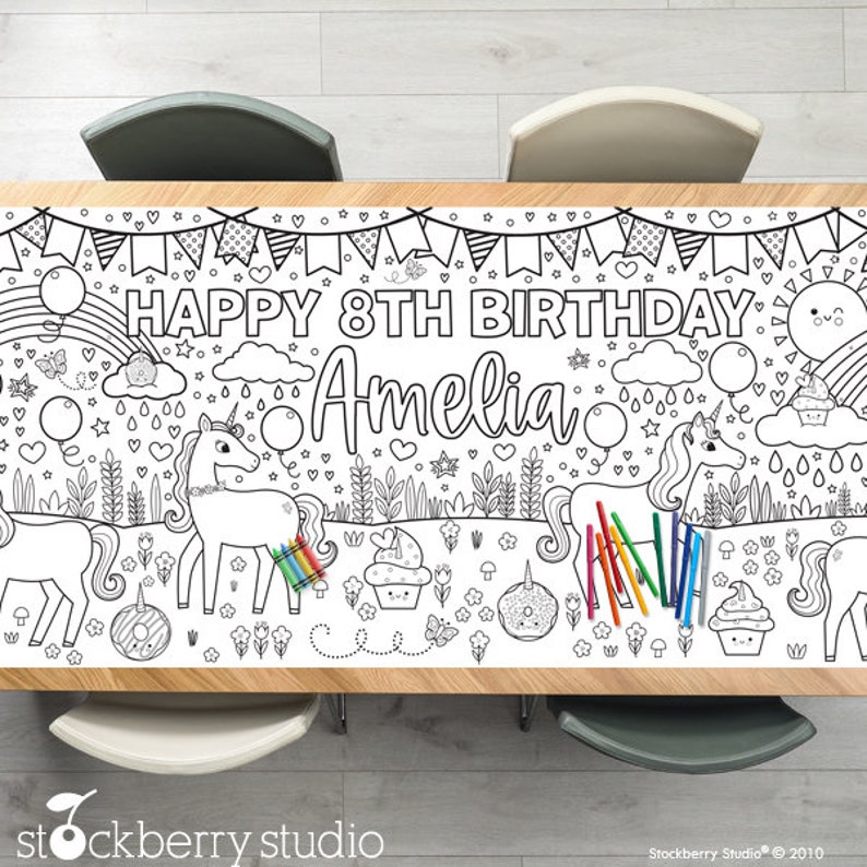 K&ouml;nnte beinhalten: Ein schwarz-wei&szlig;er Tischl&auml;ufer zum Ausmalen mit Einh&ouml;rnern, Regenb&ouml;gen, Cupcakes und dem Text "HAPPY 8TH BIRTHDAY Amelia".