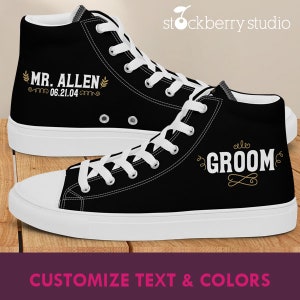Pu&ograve; includere: Scarpe da ginnastica in tela nere alte con lacci bianchi e suola bianca. La scarpa sinistra ha il testo "MR. ALLEN 06.21.04" in lettere dorate. La scarpa destra ha il testo "GROOM" in lettere dorate.