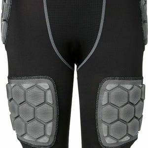Puede incluir: Pantalones de compresión negros con protección acolchada gris en muslos y caderas. La palabra "ADIDAS" está impresa en gris en la cintura. Diseñado para uso atlético.