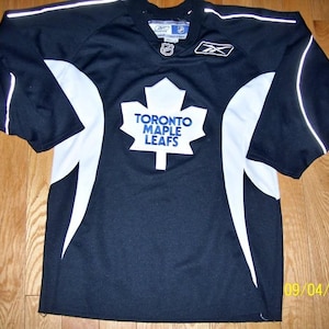 Toronto Maple Leafs Black Practise NHL Hockey Jersey Size Medium by CCM/Reebok
