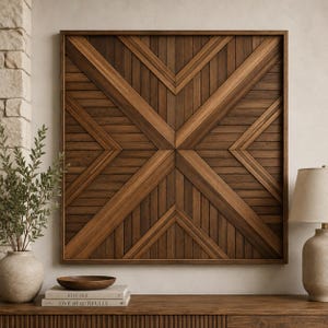 Könnte beinhalten: Ein quadratisches Wandkunstobjekt aus dunkelbraunen Holzlatten in einem geometrischen Muster. Das Design zeigt diagonale Linien, die sich in der Mitte zu einer X-Form treffen, eingerahmt von einem dünnen Holzrahmen mit natürlicher Maserung.